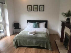 JB Stays Furzedown,Family/Contractors/Free Parking, great links to London